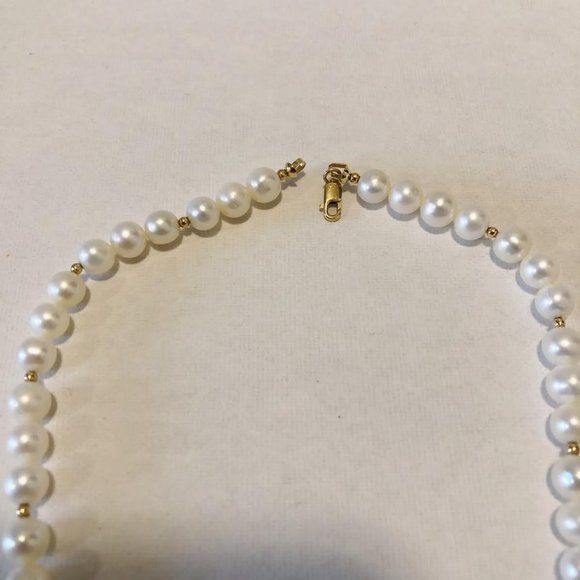 NWOT Pearl Necklace with gold accents - Picture 2 of 2